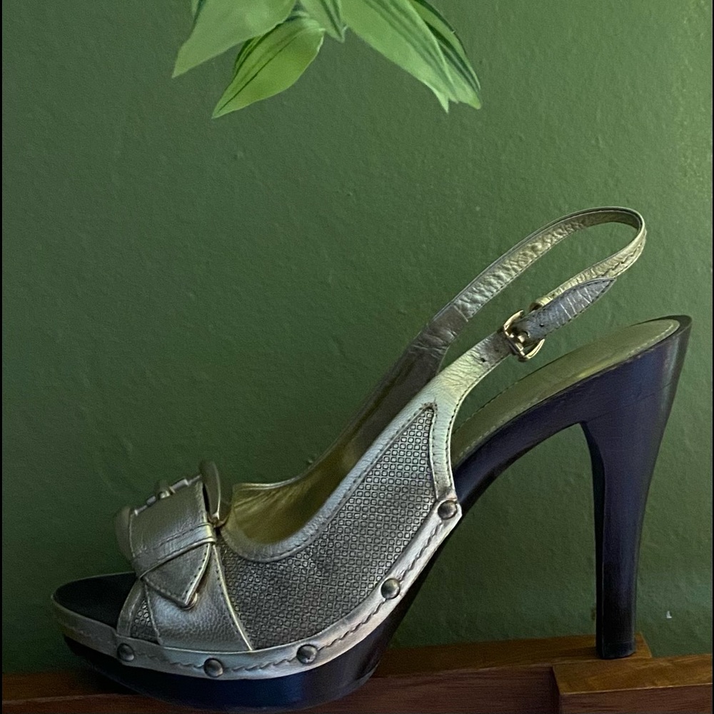 Size 38 Burberry buckle heels, gold